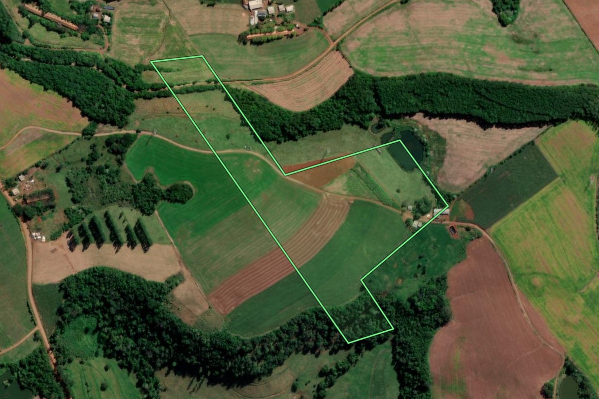 Imagem de satélite do imóvel rural em Coronel Freitas (SC), com o contorno declarado no CAR desenhado por cima.