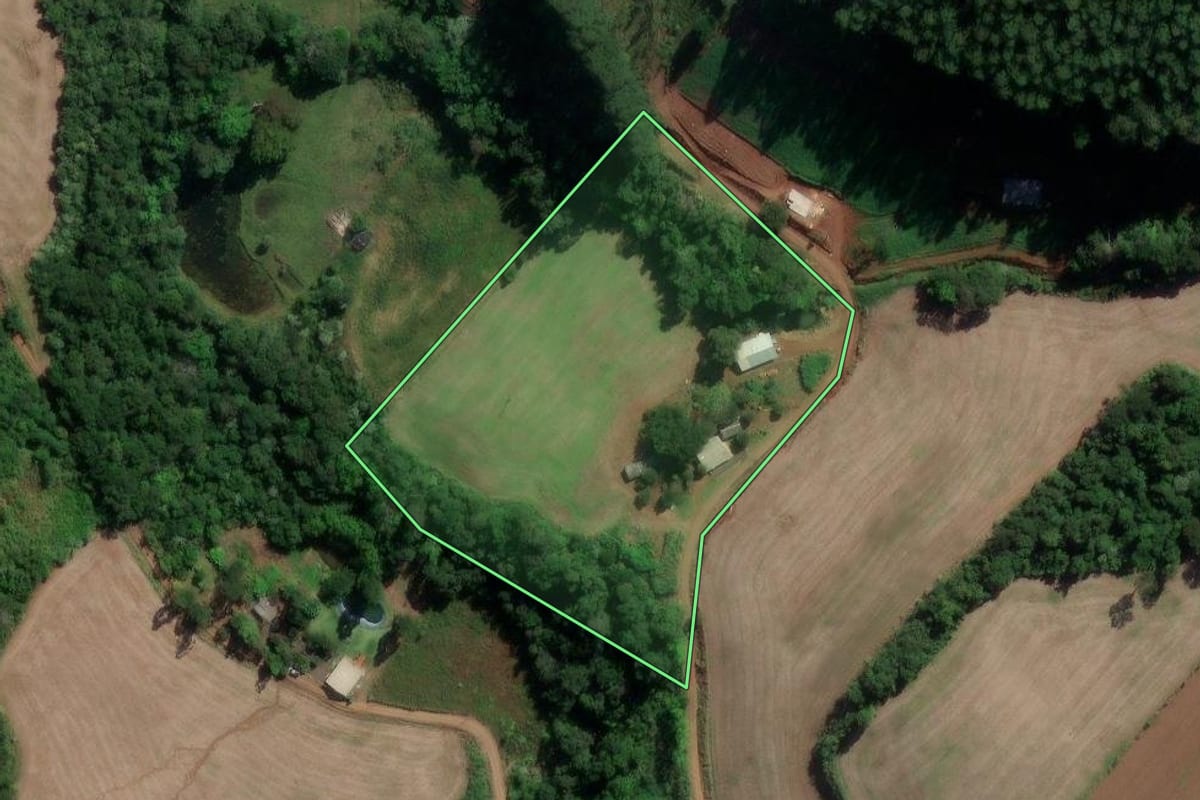 Imagem de satélite do imóvel rural em Coronel Freitas (SC), com o contorno declarado no CAR desenhado por cima.