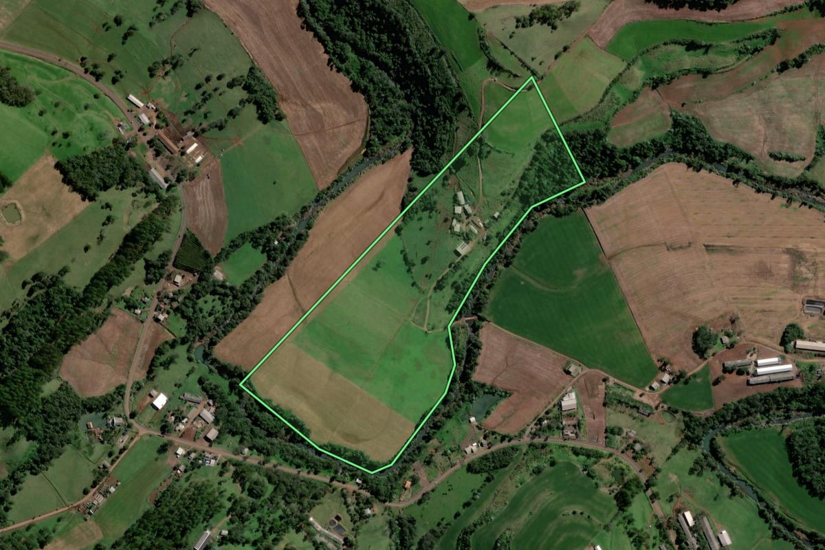 Imagem de satélite do imóvel rural em Coronel Freitas (SC), com o contorno declarado no CAR desenhado por cima.