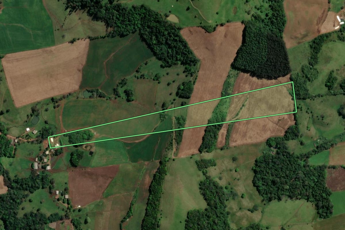 Imagem de satélite do imóvel rural em Coronel Freitas (SC), com o contorno declarado no CAR desenhado por cima.