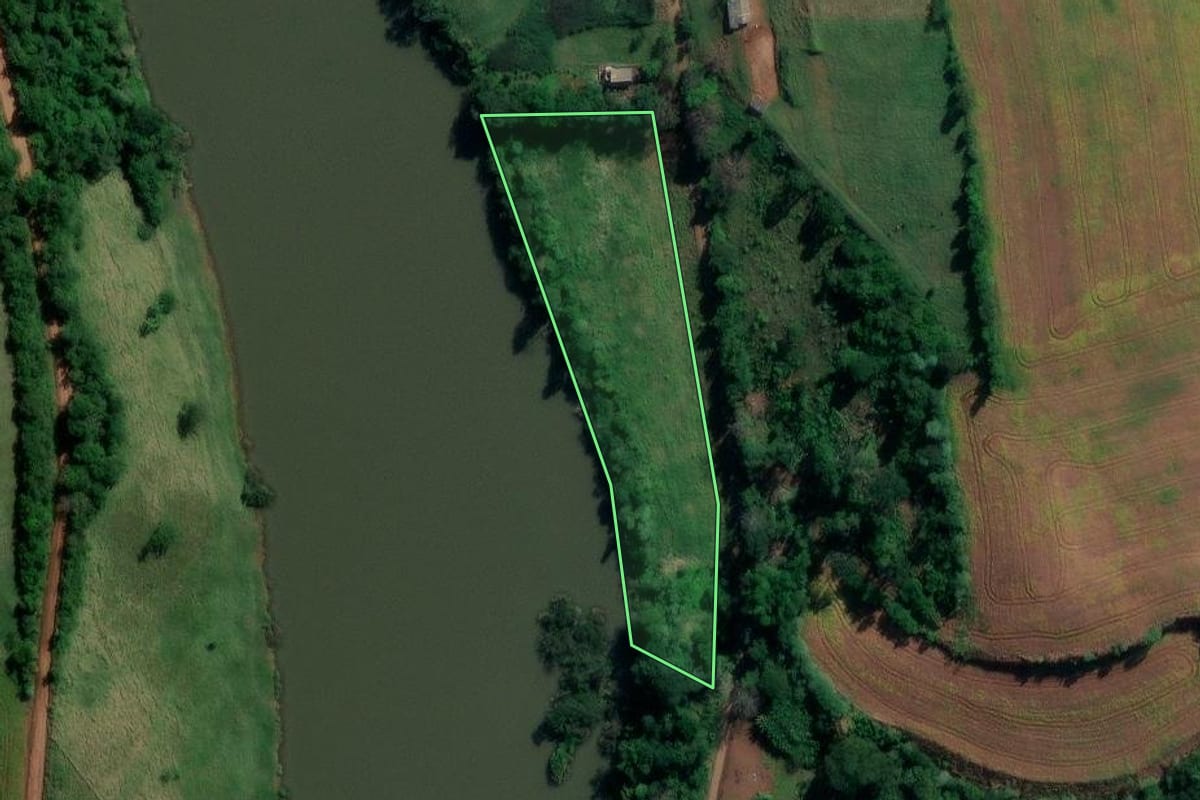 Imagem de satélite do imóvel rural em Coronel Freitas (SC), com o contorno declarado no CAR desenhado por cima.