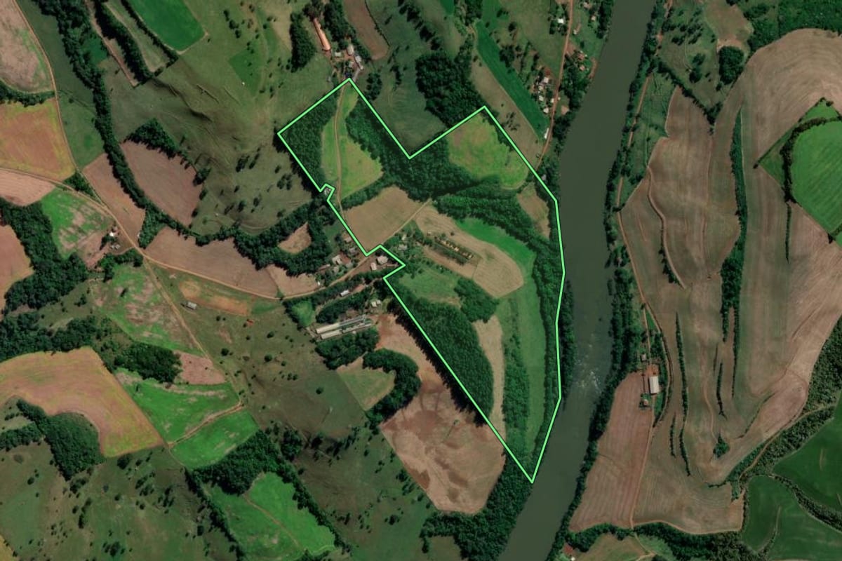 Imagem de satélite do imóvel rural em Coronel Freitas (SC), com o contorno declarado no CAR desenhado por cima.