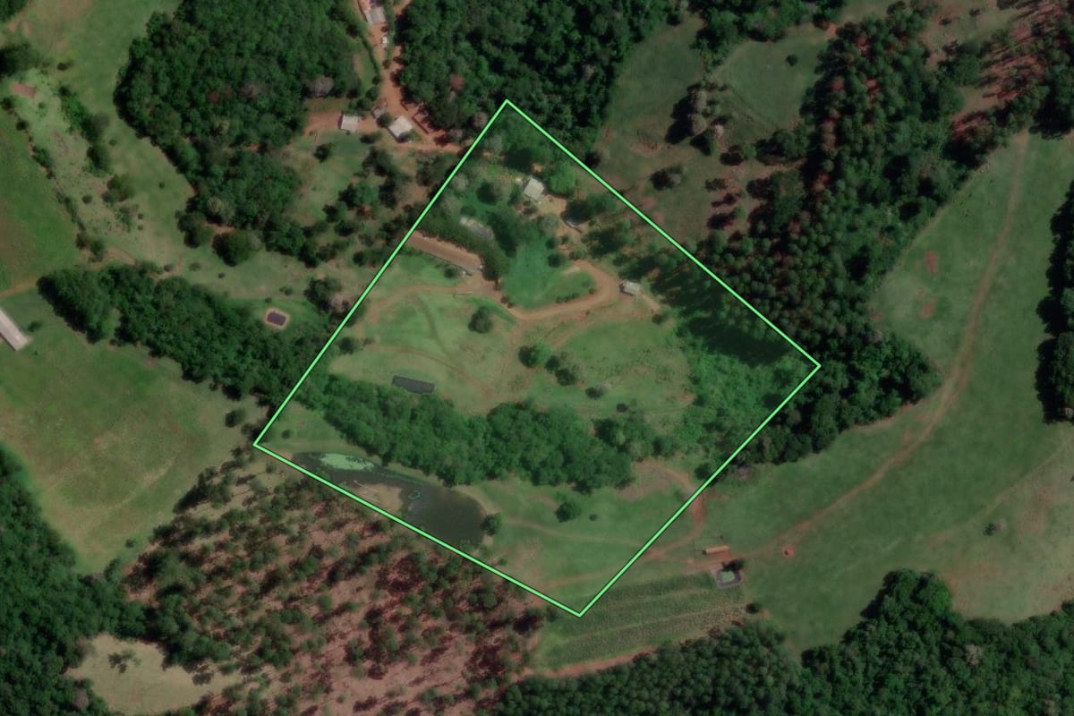 Imagem de satélite do imóvel rural em Coronel Freitas (SC), com o contorno declarado no CAR desenhado por cima.