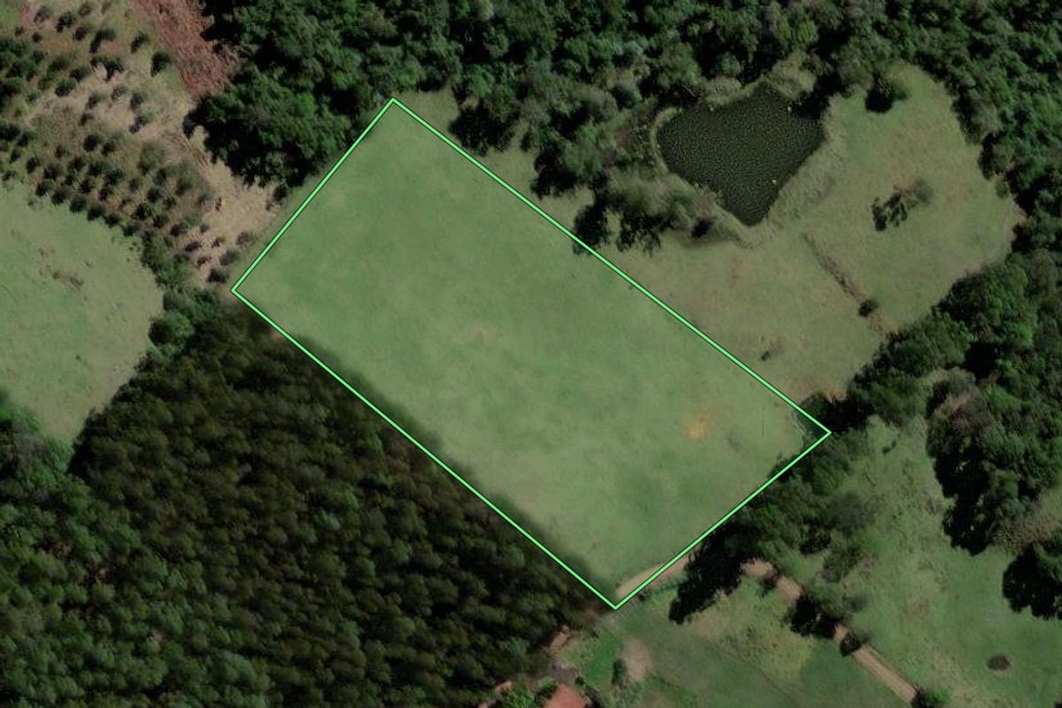 Imagem de satélite do imóvel rural em Coronel Freitas (SC), com o contorno declarado no CAR desenhado por cima.