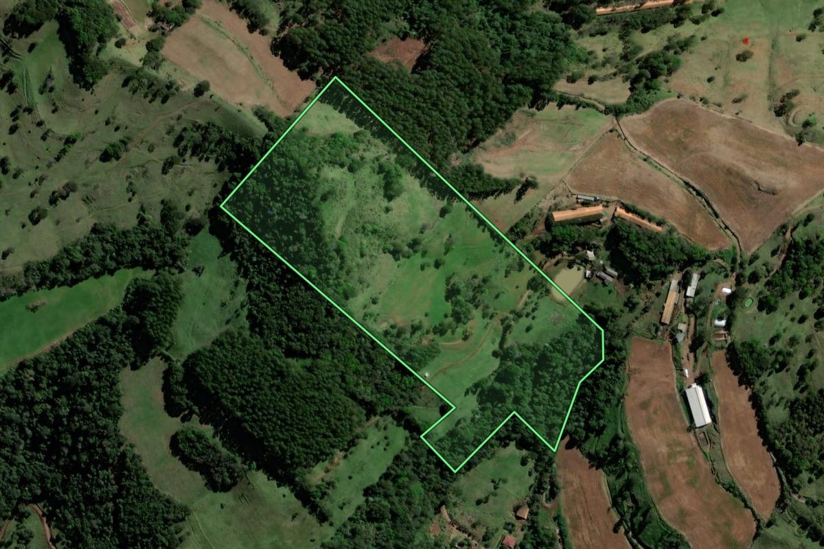 Imagem de satélite do imóvel rural em Coronel Freitas (SC), com o contorno declarado no CAR desenhado por cima.