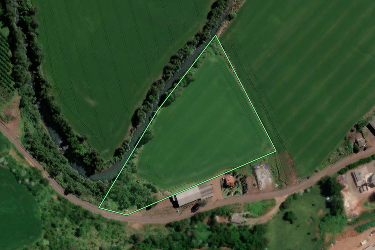 Imagem de satélite do imóvel rural em Coronel Freitas (SC), com o contorno declarado no CAR desenhado por cima.