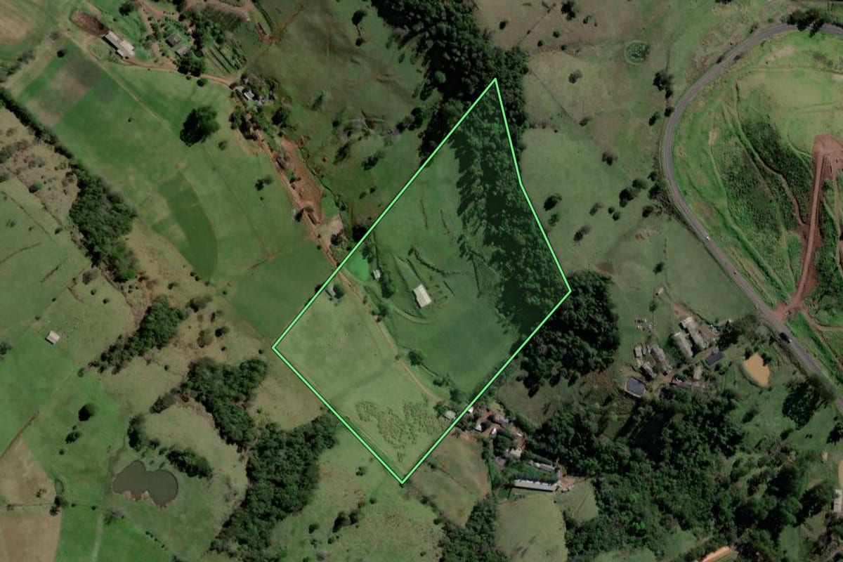 Imagem de satélite do imóvel rural em Coronel Freitas (SC), com o contorno declarado no CAR desenhado por cima.