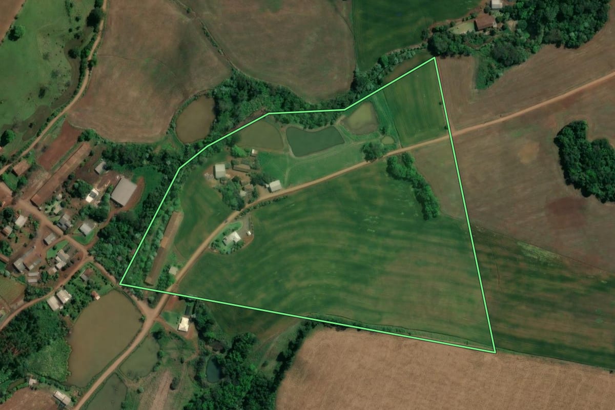 Imagem de satélite do imóvel rural em Coronel Freitas (SC), com o contorno declarado no CAR desenhado por cima.