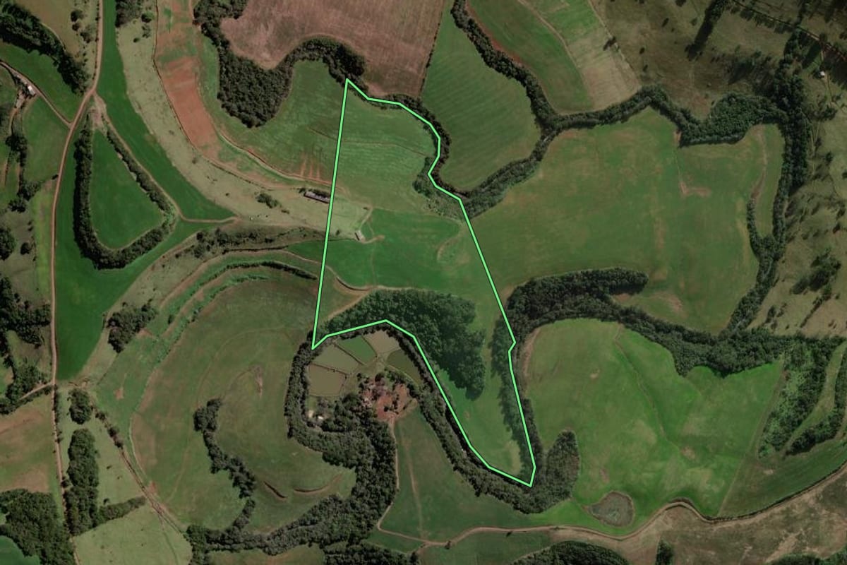 Imagem de satélite do imóvel rural em Coronel Martins (SC), com o contorno declarado no CAR desenhado por cima.