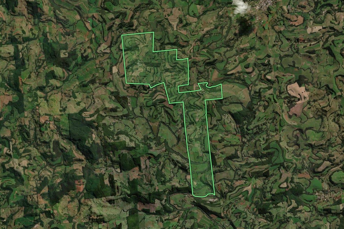 Imagem de satélite do imóvel rural em Coronel Martins (SC), com o contorno declarado no CAR desenhado por cima.