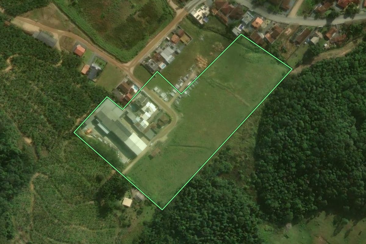 Imagem de satélite do imóvel rural em Corupá (SC), com o contorno declarado no CAR desenhado por cima.