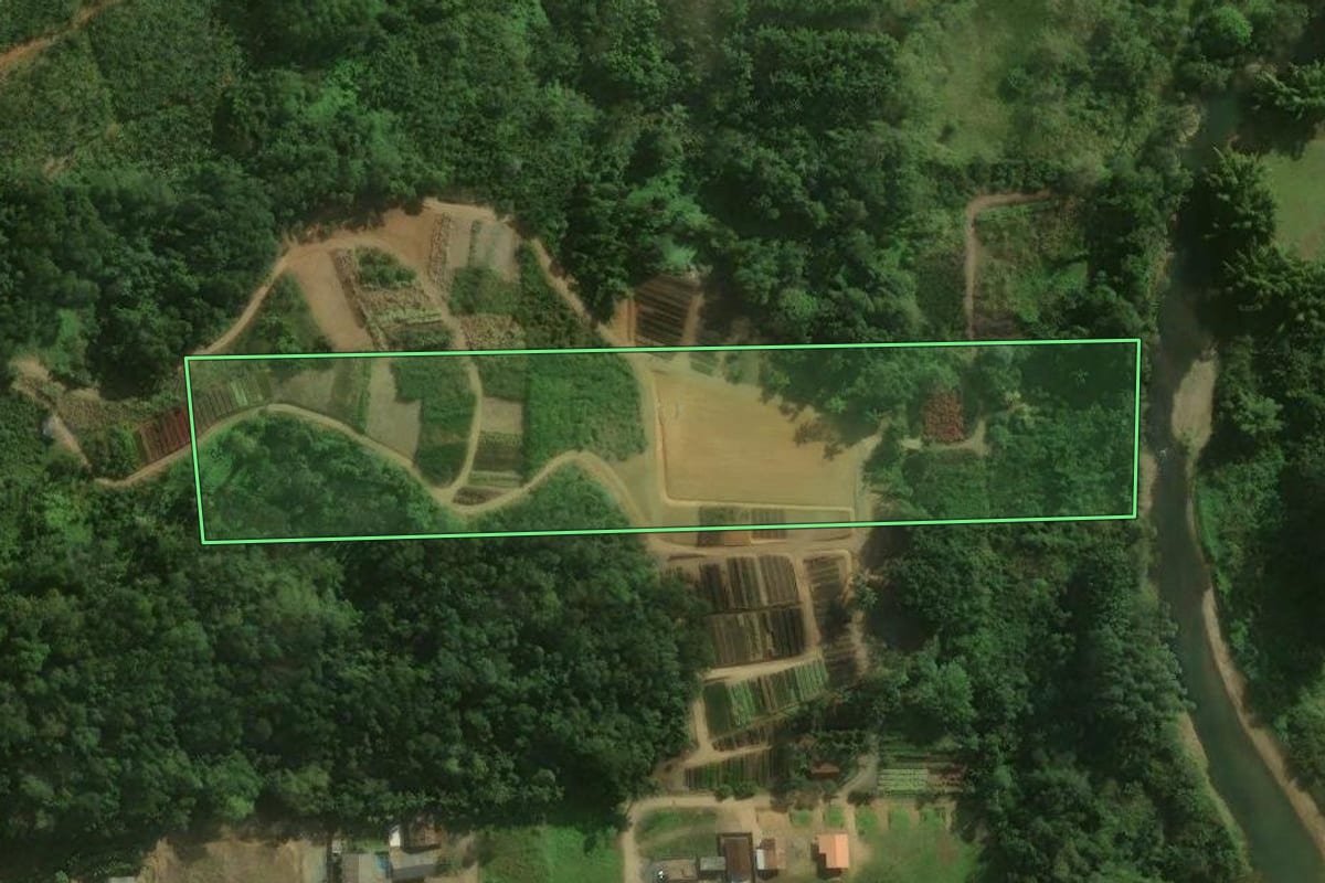 Imagem de satélite do imóvel rural em Corupá (SC), com o contorno declarado no CAR desenhado por cima.