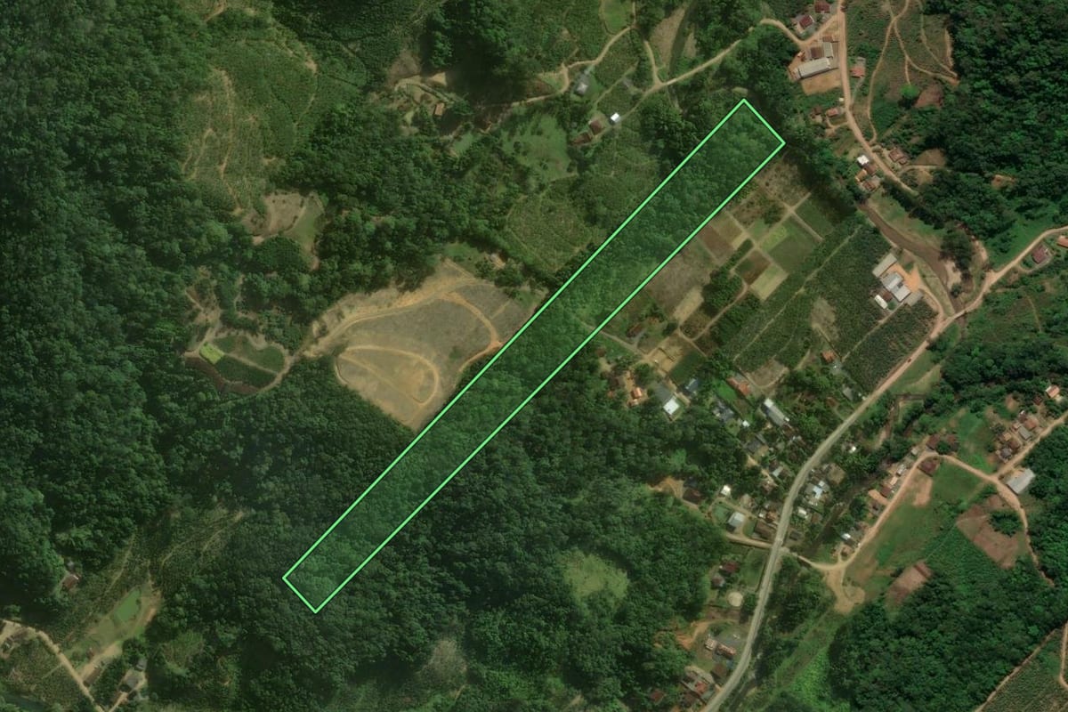 Imagem de satélite do imóvel rural em Corupá (SC), com o contorno declarado no CAR desenhado por cima.