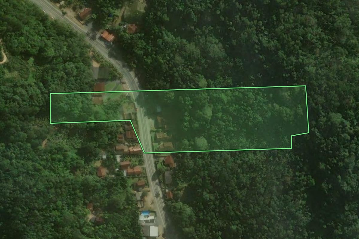 Imagem de satélite do imóvel rural em Corupá (SC), com o contorno declarado no CAR desenhado por cima.