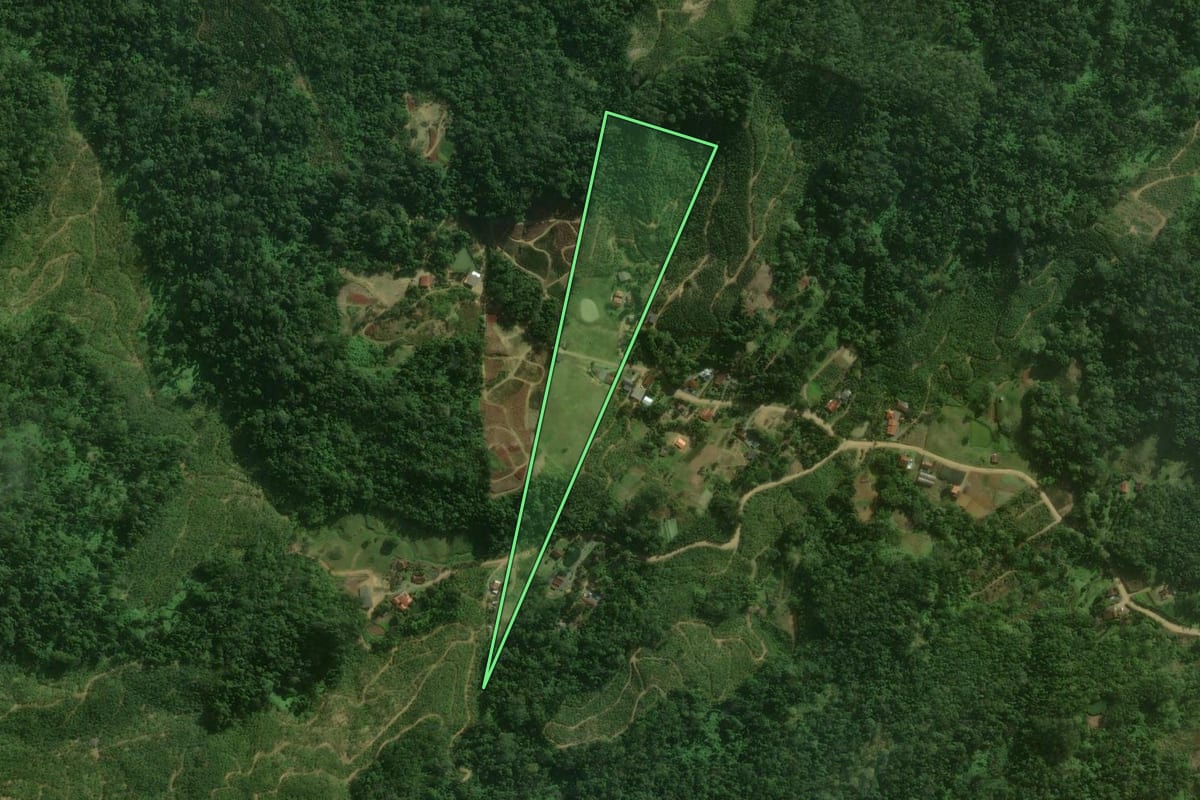 Imagem de satélite do imóvel rural em Corupá (SC), com o contorno declarado no CAR desenhado por cima.