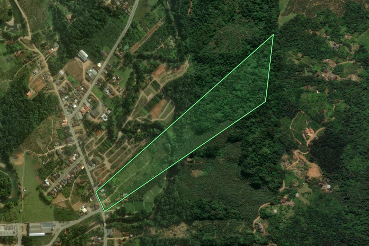 Imagem de satélite do imóvel rural em Corupá (SC), com o contorno declarado no CAR desenhado por cima.