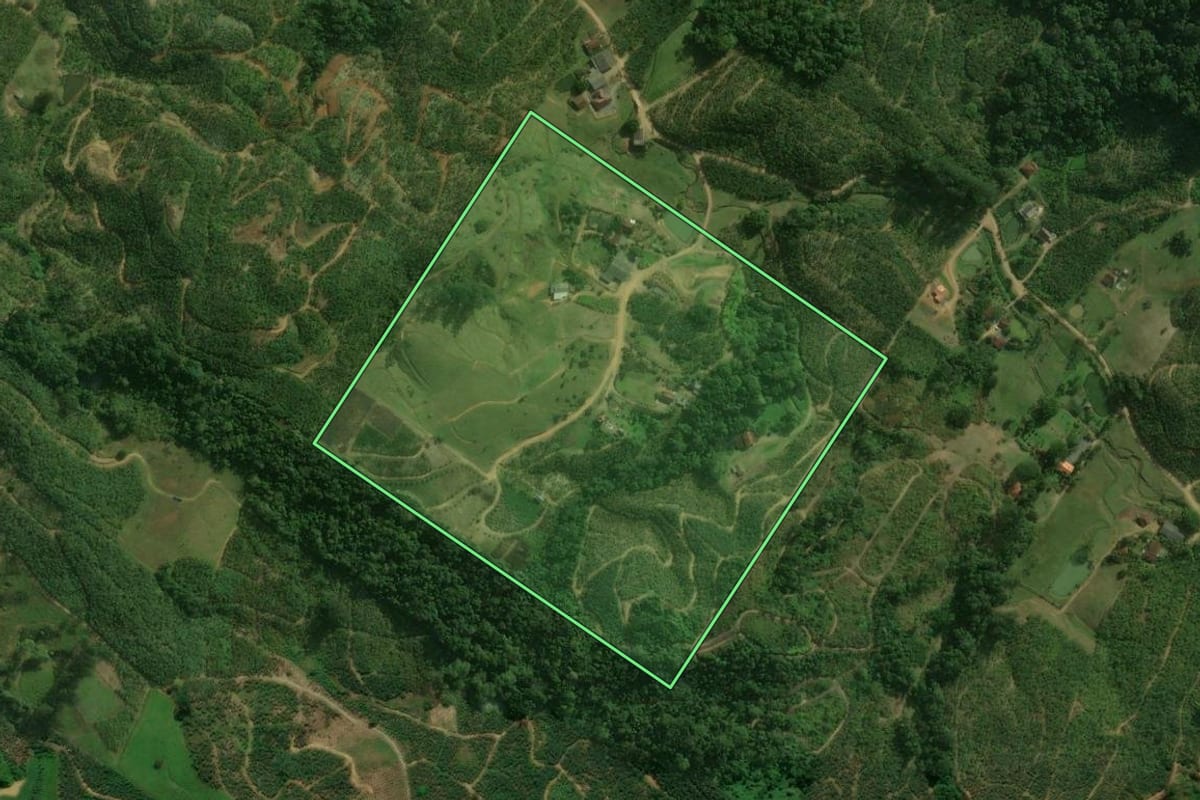Imagem de satélite do imóvel rural em Corupá (SC), com o contorno declarado no CAR desenhado por cima.