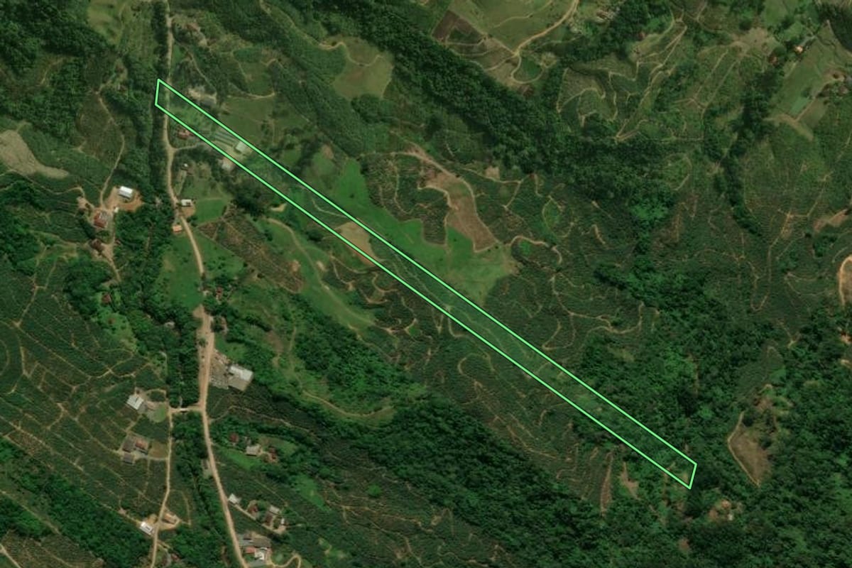 Imagem de satélite do imóvel rural em Corupá (SC), com o contorno declarado no CAR desenhado por cima.