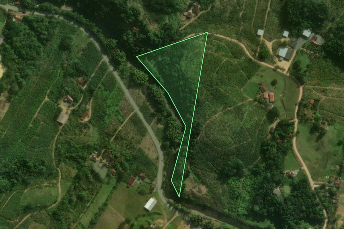 Imagem de satélite do imóvel rural em Corupá (SC), com o contorno declarado no CAR desenhado por cima.