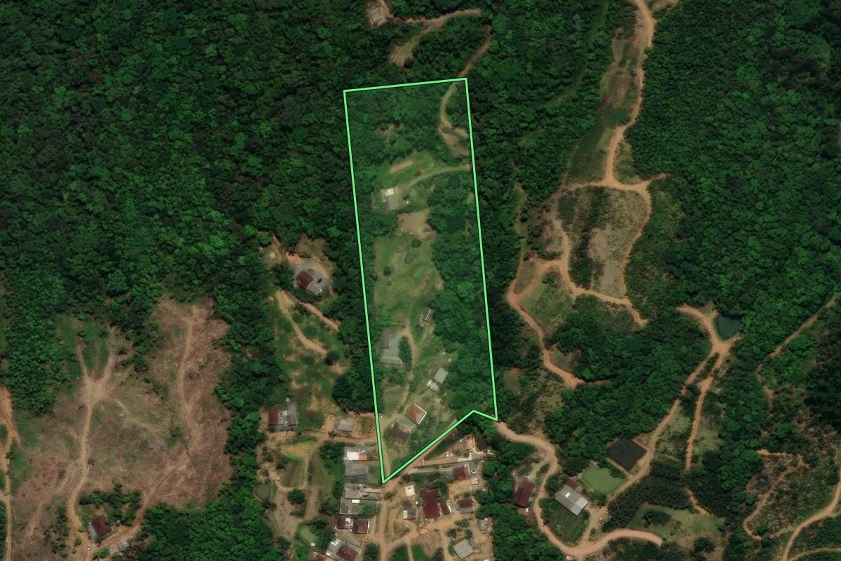Imagem de satélite do imóvel rural em Corupá (SC), com o contorno declarado no CAR desenhado por cima.