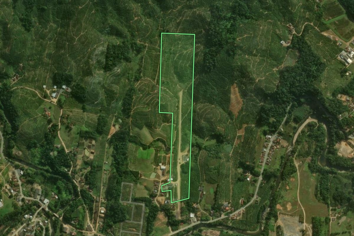 Imagem de satélite do imóvel rural em Corupá (SC), com o contorno declarado no CAR desenhado por cima.