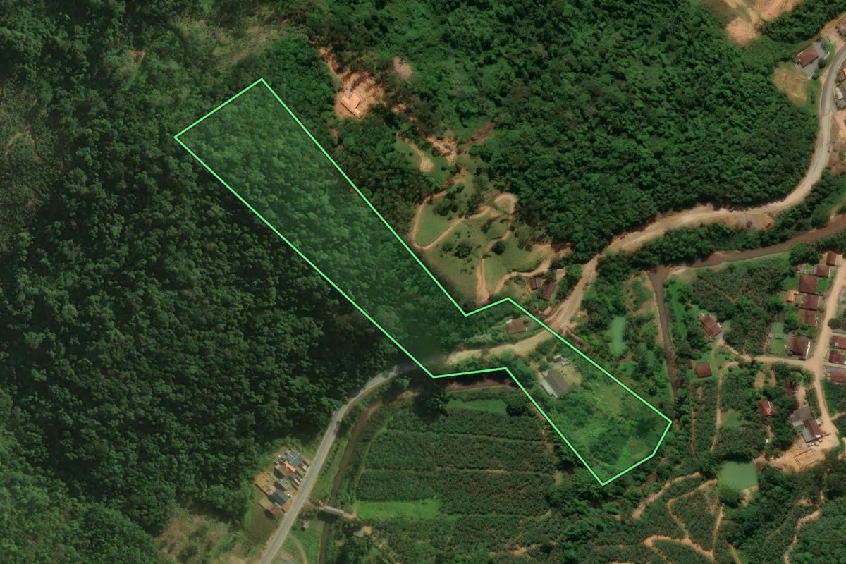 Imagem de satélite do imóvel rural em Corupá (SC), com o contorno declarado no CAR desenhado por cima.