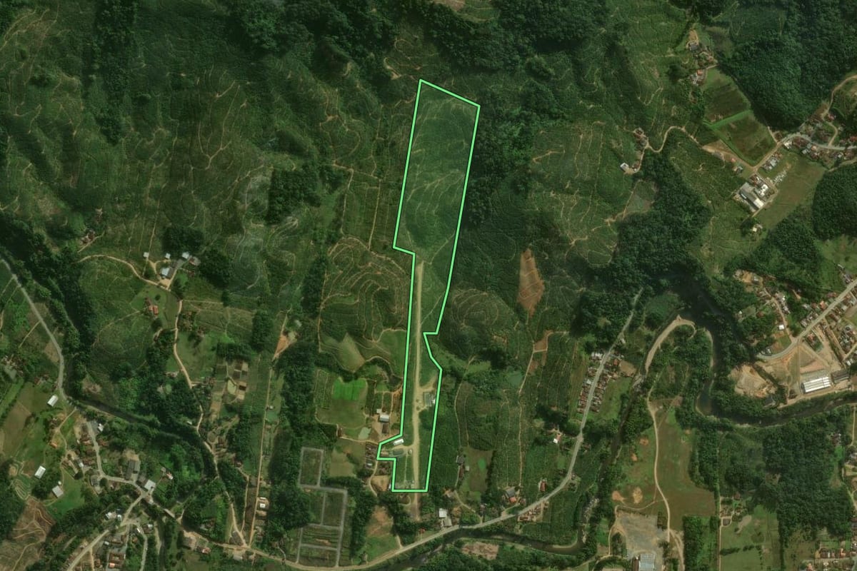 Imagem de satélite do imóvel rural em Corupá (SC), com o contorno declarado no CAR desenhado por cima.