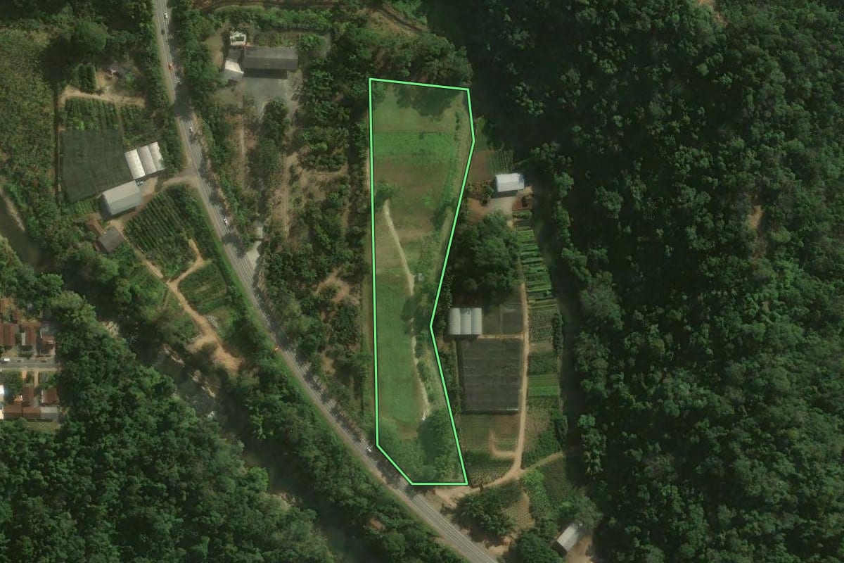 Imagem de satélite do imóvel rural em Corupá (SC), com o contorno declarado no CAR desenhado por cima.