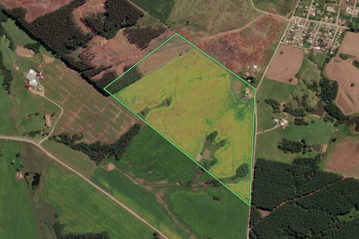 Imagem de satélite do imóvel rural em Correia Pinto (SC), com o contorno declarado no CAR desenhado por cima.