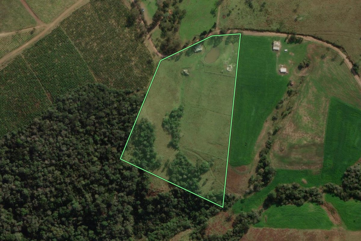 Imagem de satélite do imóvel rural em Correia Pinto (SC), com o contorno declarado no CAR desenhado por cima.
