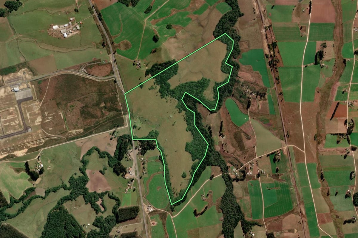 Imagem de satélite do imóvel rural em Correia Pinto (SC), com o contorno declarado no CAR desenhado por cima.