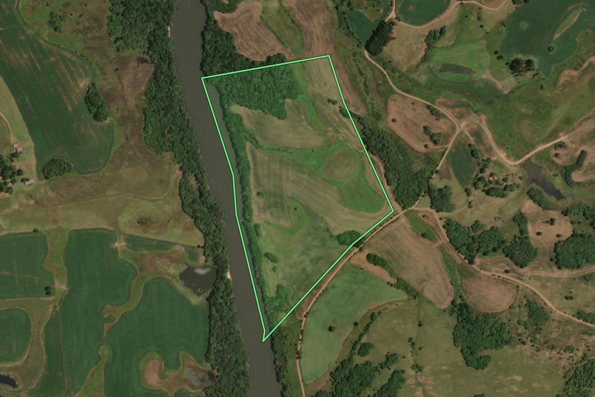 Imagem de satélite do imóvel rural em Correia Pinto (SC), com o contorno declarado no CAR desenhado por cima.