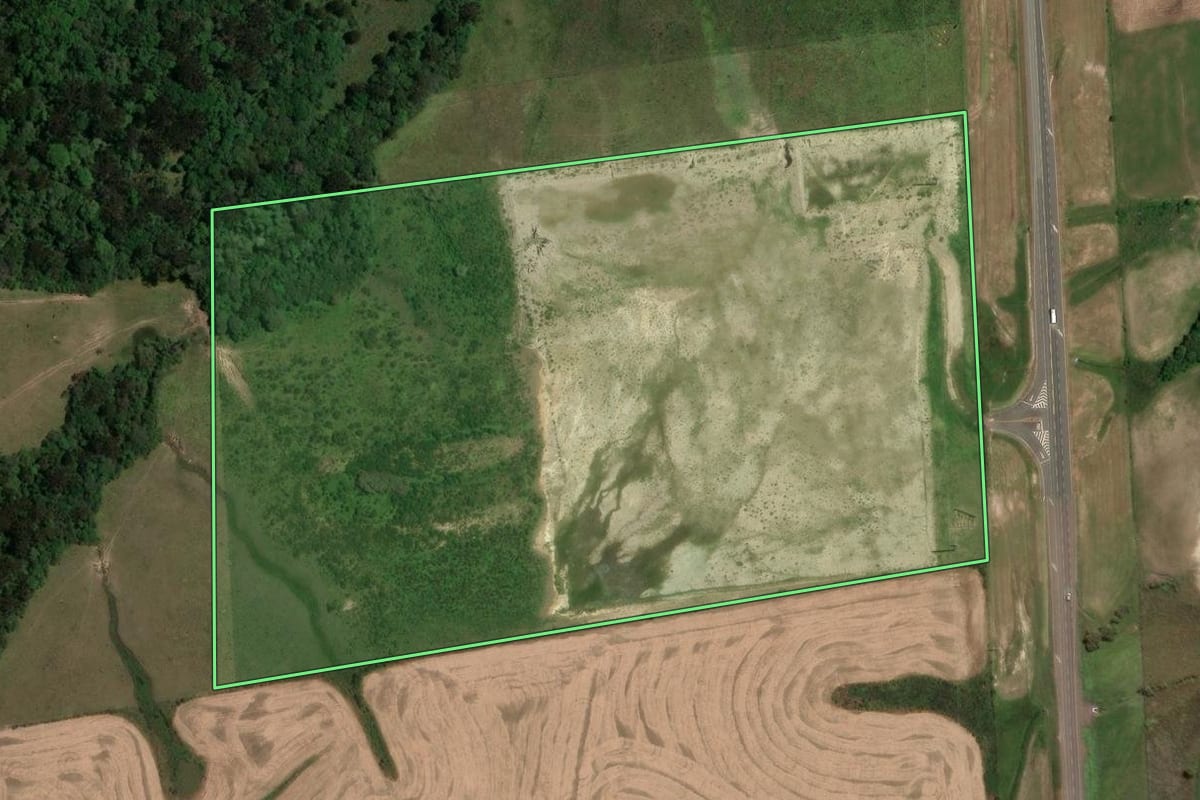 Imagem de satélite do imóvel rural em Correia Pinto (SC), com o contorno declarado no CAR desenhado por cima.