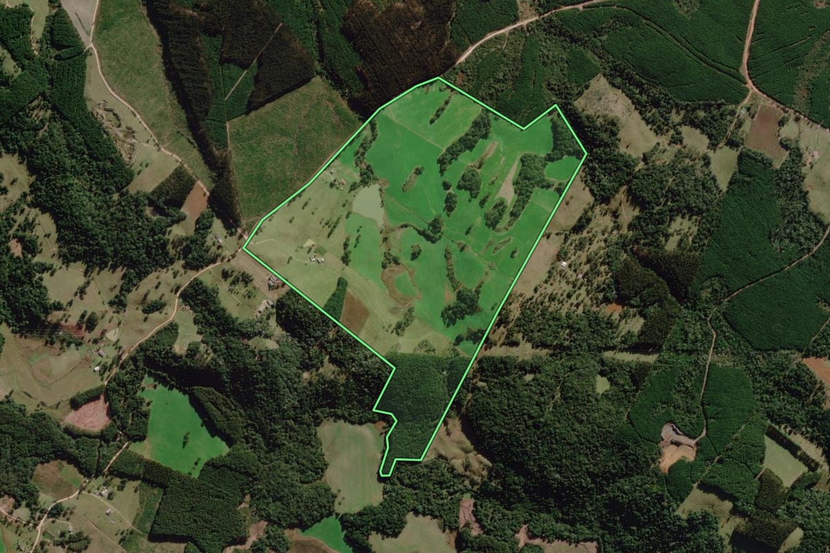 Imagem de satélite do imóvel rural em Correia Pinto (SC), com o contorno declarado no CAR desenhado por cima.