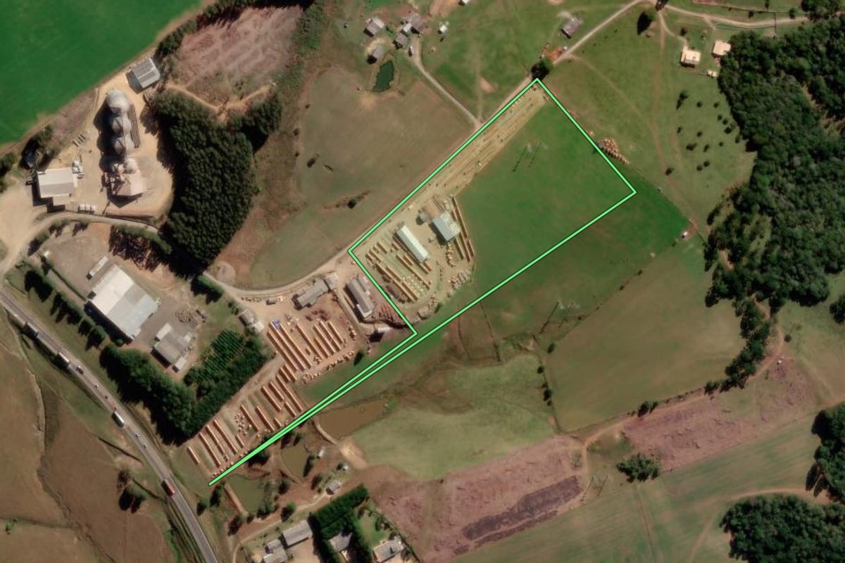 Imagem de satélite do imóvel rural em Correia Pinto (SC), com o contorno declarado no CAR desenhado por cima.