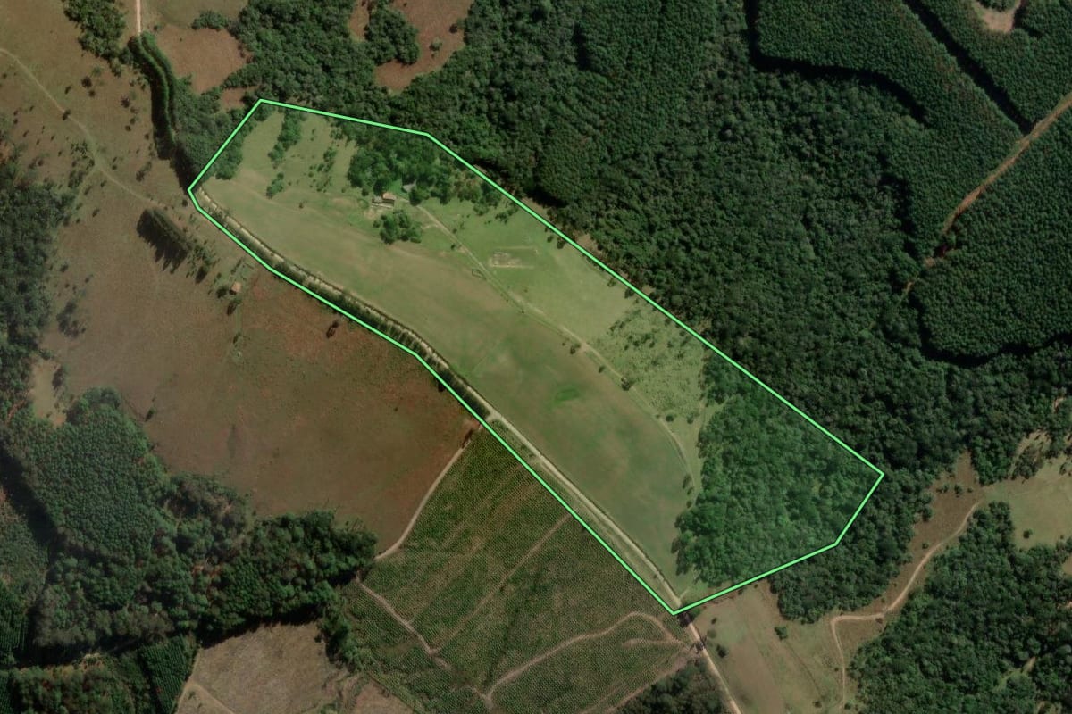 Imagem de satélite do imóvel rural em Correia Pinto (SC), com o contorno declarado no CAR desenhado por cima.