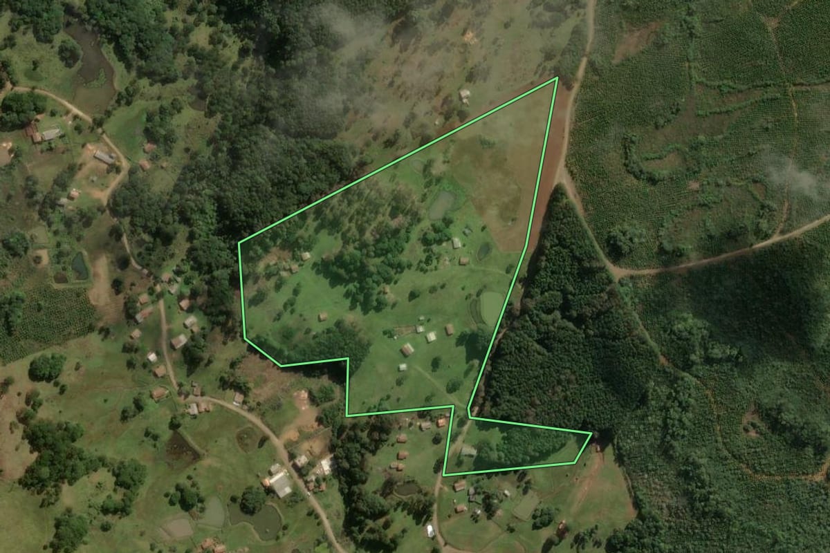 Imagem de satélite do imóvel rural em Correia Pinto (SC), com o contorno declarado no CAR desenhado por cima.