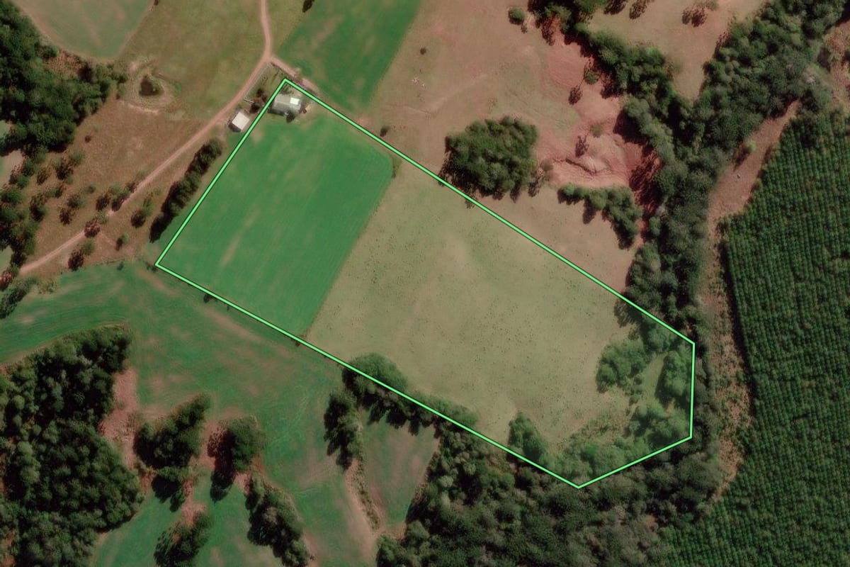 Imagem de satélite do imóvel rural em Correia Pinto (SC), com o contorno declarado no CAR desenhado por cima.
