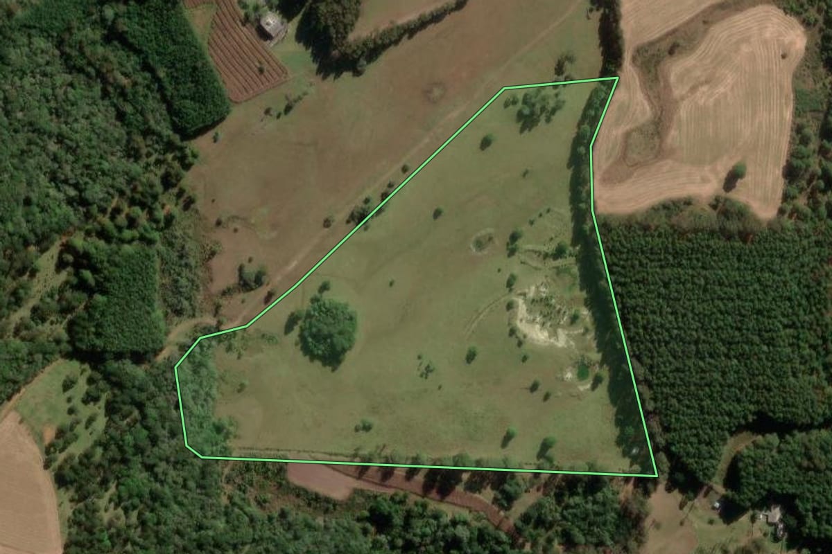 Imagem de satélite do imóvel rural em Correia Pinto (SC), com o contorno declarado no CAR desenhado por cima.