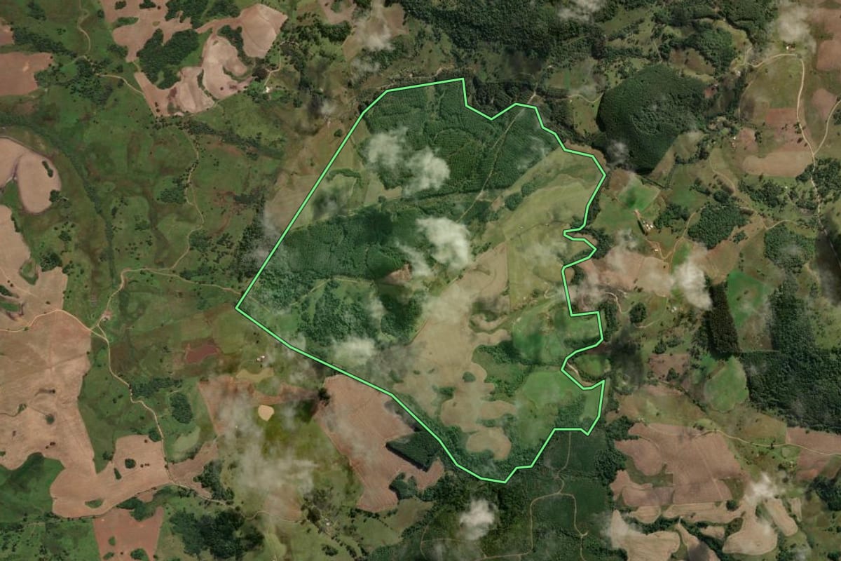 Imagem de satélite do imóvel rural em Correia Pinto (SC), com o contorno declarado no CAR desenhado por cima.