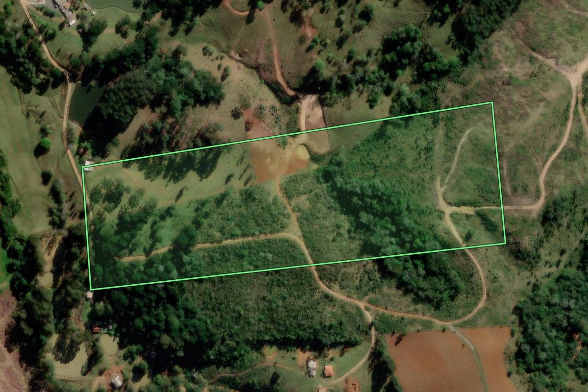 Imagem de satélite do imóvel rural em Correia Pinto (SC), com o contorno declarado no CAR desenhado por cima.