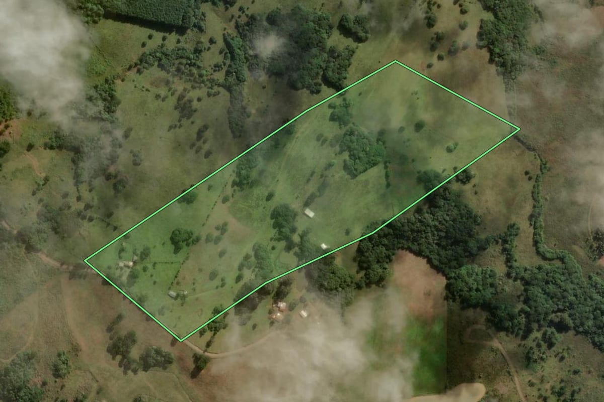 Imagem de satélite do imóvel rural em Correia Pinto (SC), com o contorno declarado no CAR desenhado por cima.