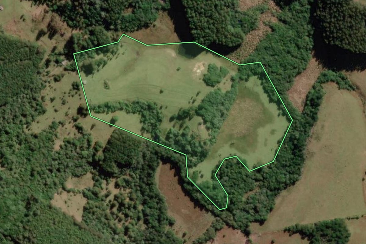 Imagem de satélite do imóvel rural em Correia Pinto (SC), com o contorno declarado no CAR desenhado por cima.