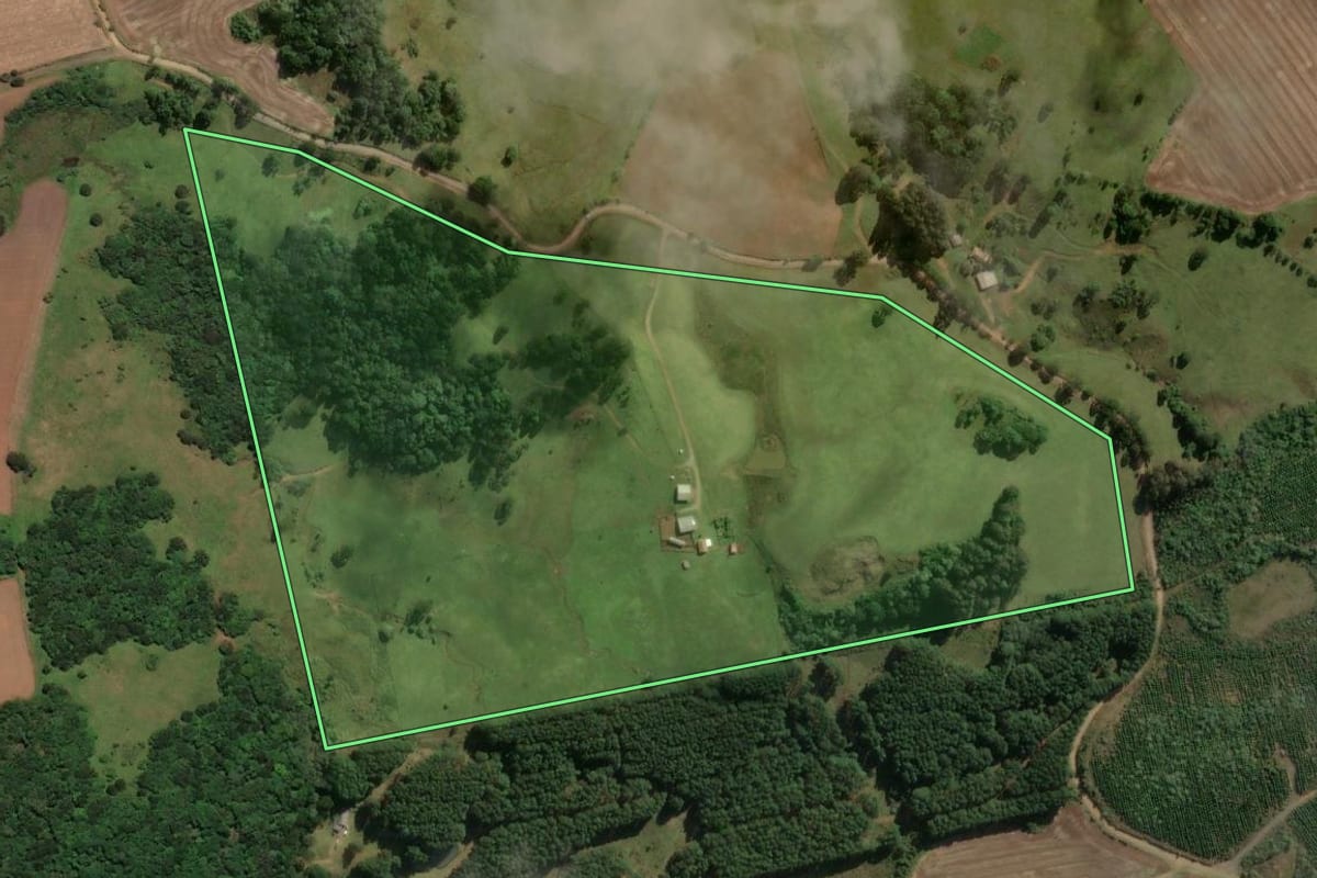 Imagem de satélite do imóvel rural em Correia Pinto (SC), com o contorno declarado no CAR desenhado por cima.