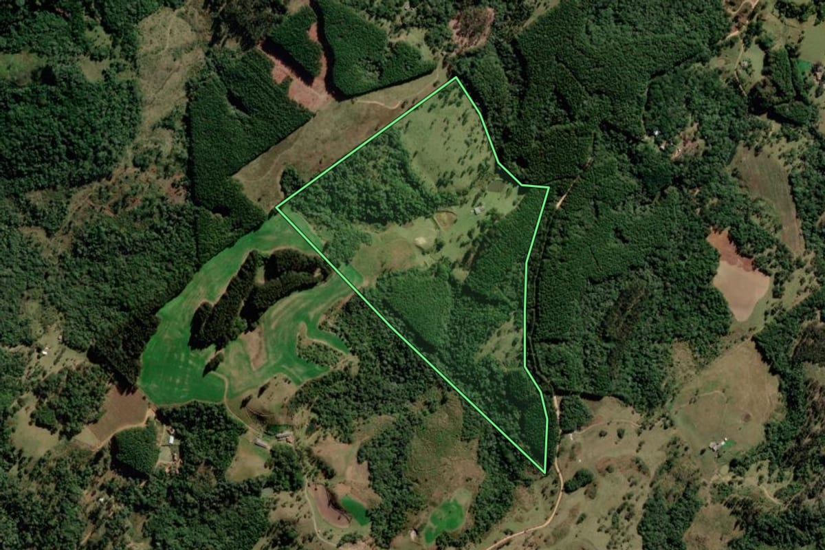 Imagem de satélite do imóvel rural em Correia Pinto (SC), com o contorno declarado no CAR desenhado por cima.