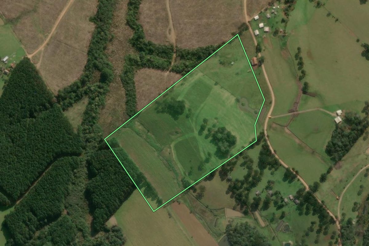 Imagem de satélite do imóvel rural em Correia Pinto (SC), com o contorno declarado no CAR desenhado por cima.