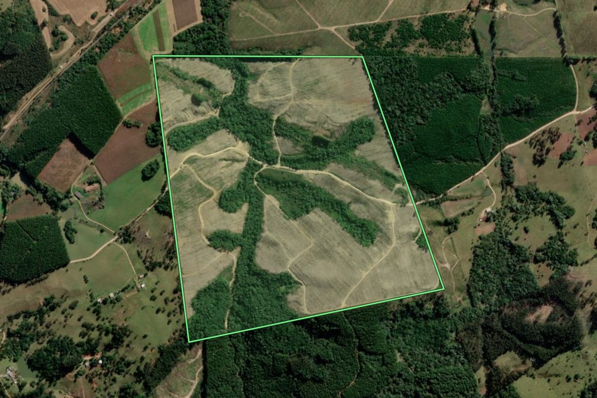 Imagem de satélite do imóvel rural em Correia Pinto (SC), com o contorno declarado no CAR desenhado por cima.