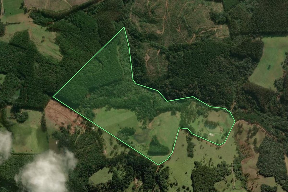 Imagem de satélite do imóvel rural em Correia Pinto (SC), com o contorno declarado no CAR desenhado por cima.