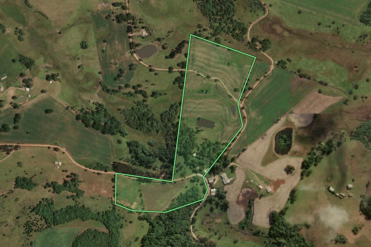 Imagem de satélite do imóvel rural em Correia Pinto (SC), com o contorno declarado no CAR desenhado por cima.
