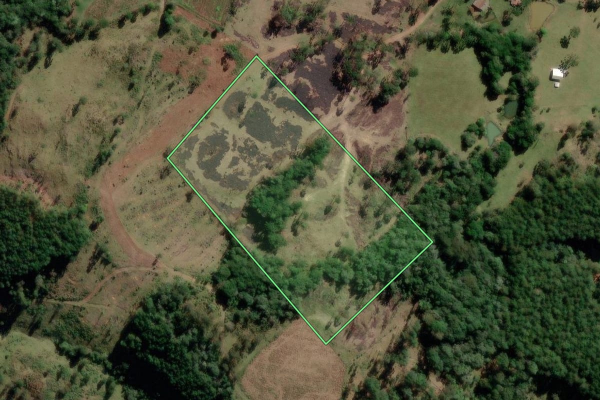 Imagem de satélite do imóvel rural em Correia Pinto (SC), com o contorno declarado no CAR desenhado por cima.